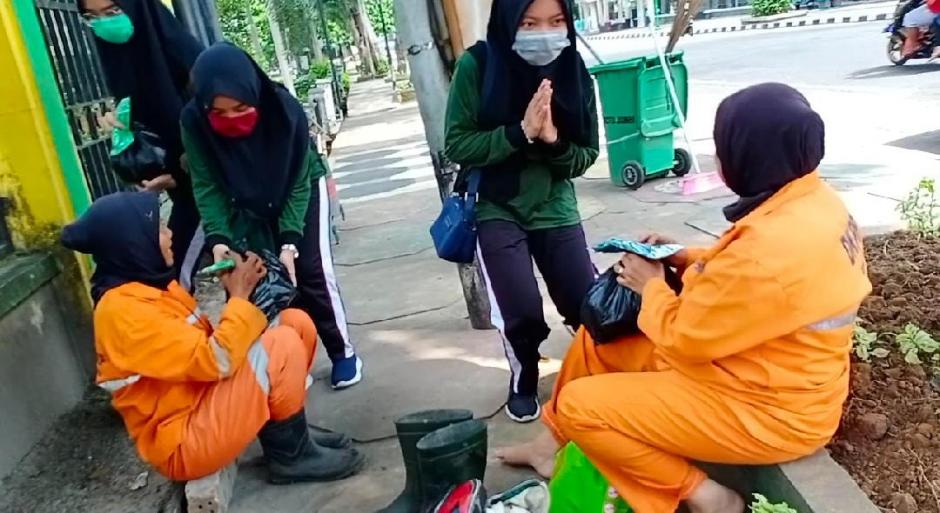 Kegiatan Gizi Peduli, Berbagi Sembako dan Masker Gratis Part 4