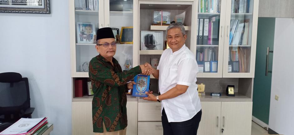 STIKes Baiturrahim Salurkan Bantuan Al-Qur'an