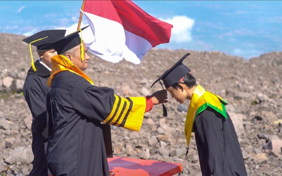 Selamat!Mewisuda dari puncak gunung marapi stikba sabet Rekor MURI